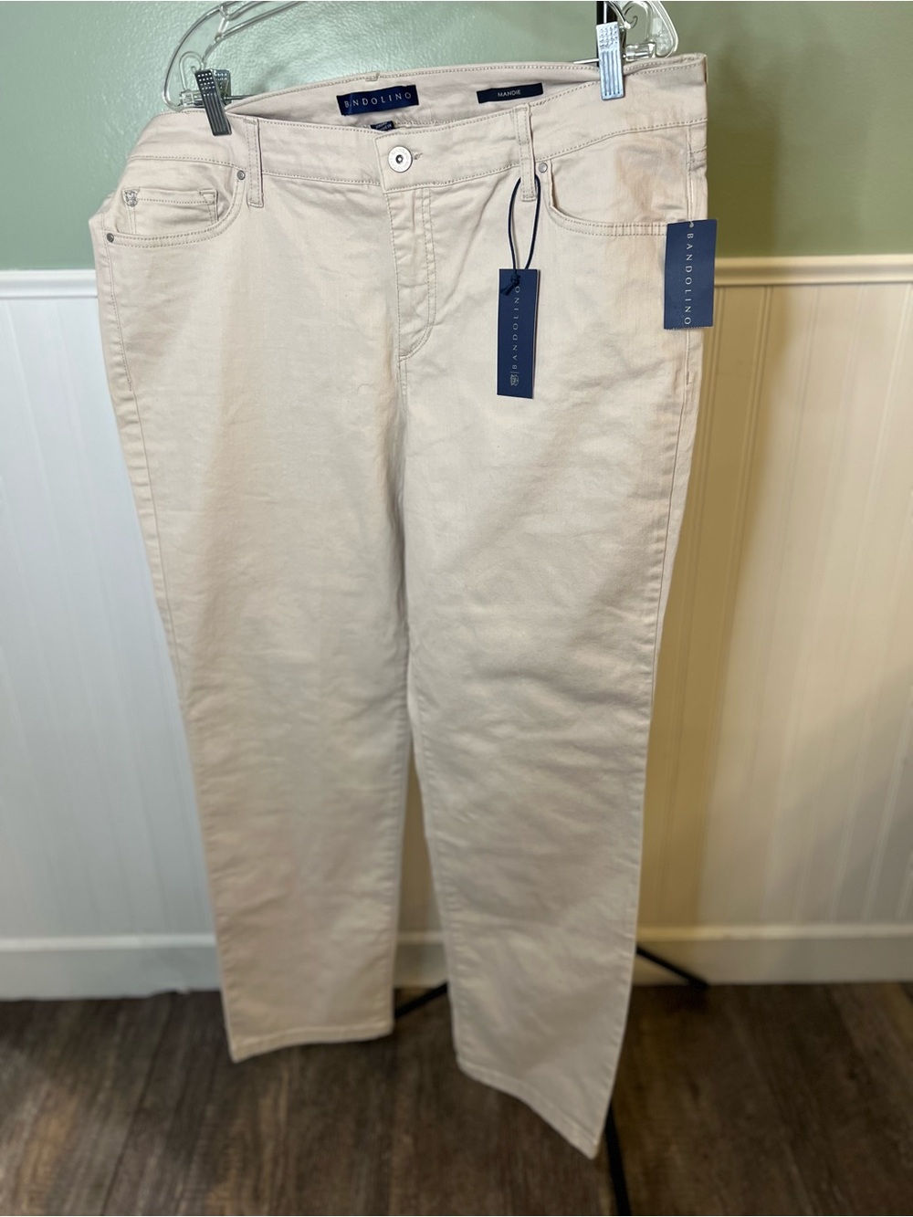 NWT- Bandolino Plus The Perfect Fit  Straight Leg Jeans in Light Cream. Size 18W